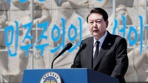 尹대통령 “4·19혁명 열사가 피로 지켜낸 자유, 사기꾼에 농락 안돼”
