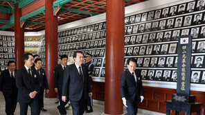 尹, 방명록에 “4·19혁명 열사의 용기·희생 잊지 않을 것”