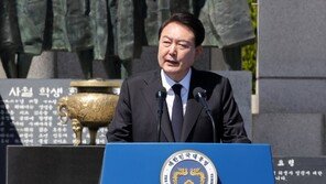 尹 “4·19 열사가 피로 지킨 자유·민주주의, 사기꾼에 농락당해선 안돼”