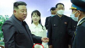 ‘골초’ 김정은 옆 10살 김주애 ‘성냥갑 수행’…김여정 ‘재떨이 수행’ 연상
