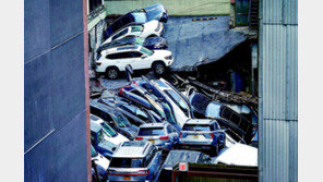 뉴욕 주차장 붕괴 1명 사망… 종잇장처럼 구겨진 차량들 