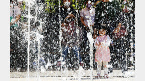 오늘 최고 30도… 미리 온 더위 쫓는 분수 