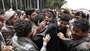 예멘 현금 나눠주는 행사서 압사사고…최소 85명 사망