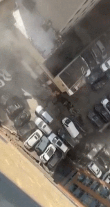 100년 건물 꼭대기에 50대 넘게 올렸다…맨해튼 주차장 붕괴 원인