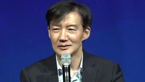조국 “목에 칼이 걸렸는데 무슨 일 하겠나…자연인으로 살겠다”