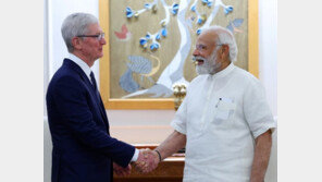 애플 팀쿡, 모디 만나 인도 투자 의지 재확인…“인도 전역에 투자”