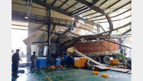 5t 집게차 벽 뚫고 공장 돌진, 2명 중경상