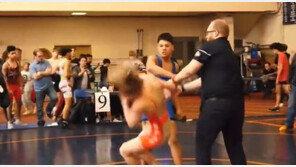 악수하다가 ‘퍽’…패배 후 상대 폭행한 美 10대 레슬러