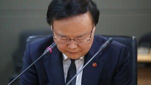 ‘제주 4·3 비하’ 김재원 고개 숙여…유족들 “정치쇼” 반발