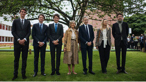 명품제국 LVMH, 후계 경쟁 본격화…다섯 자녀 ‘오디션’