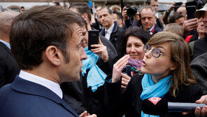 ‘연금개혁’ 마크롱… 거리서 민심 청취 