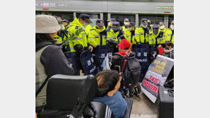 5호선 광화문역서 전장연·서교공 30분째 대치…승강장 혼잡