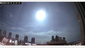 우크라 밤하늘에 정체불명 섬광 ‘번쩍’…공습경보 발령(영상)