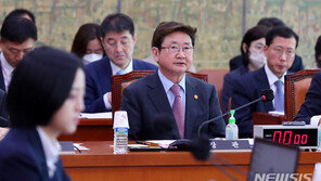 야 “靑 개방효과 2천억원 나고있나” 여 “상향추세…홍보 개선”