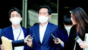 ‘돈봉투 스폰서’ 사업가 “강래구, 압수수색 직후 전화해 녹취 설명” 