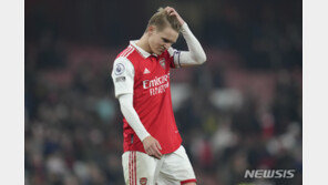 최하위 팀과 간신히 비긴 아스날, 사실상 선두 내줬다