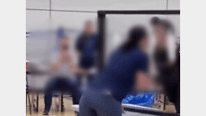 중학생·교사 단합대회서 투명판 마주보고 ‘혀 핥기’…“역겹다”[영상]