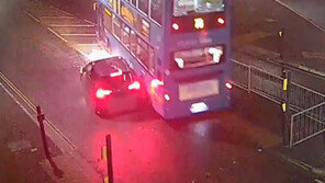 차도이탈 버스, 주택 쾅…버스 들이받은 英20대 뺑소니