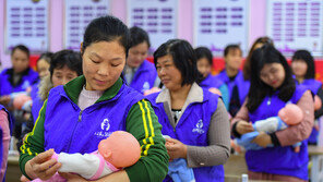 인도에 ‘인구 1위’ 뺏기는 중국…“세계 경제 큰 파장”