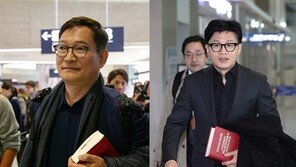 왼팔 코트 걸고 빨간책…송영길, 한동훈 판박이 공항패션 화제