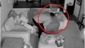 자고 있는 여성 얼굴 빤히…“소름, 누가 날 지켜보고 있었다” (영상)