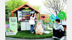 ‘이상한 포토존’서 인증샷 찍는 방문객들 