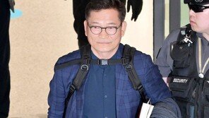 귀국한 宋 “돈봉투 의혹 모르는 사안 많아”… 與 “반성 책임 빵점”