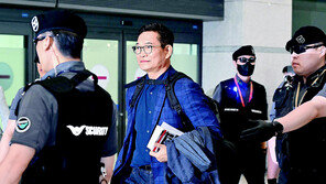 귀국한 송영길 “돈봉투 의혹 모르는 사안 많아”… 與 “반성 책임 빵점” 