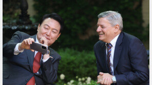 尹, 넷플릭스 CEO 만나 3.3조원 투자 유치…방미 첫 일정 '세일즈 외교'