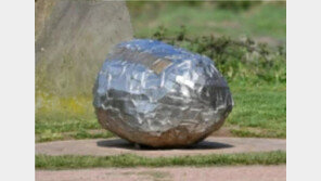 ‘1000만원짜리 휴게소 감자’…英 산책로 조형물, 낭비 논란