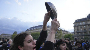 佛 연금개혁 반대 ‘프라이팬 시위’ 