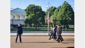 ‘바이든 모자’에 야구대표팀 점퍼 입은 尹, 아침 산책하며 일정 구상