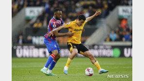 황희찬, 81일만에 선발…울버햄튼, 중위권 도약 발판