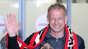 유럽파 체크한 클린스만, 밝은 표정으로 귀국…“김민재와 이야기 잘 마쳤다”