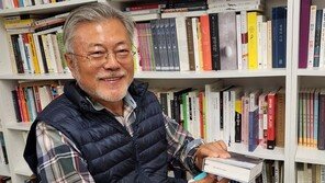 ‘평산책방’ 정식 오픈 첫날…전국서 모여든 손님으로 북새통