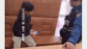 “XXX 수갑 풀어, 맞짱 뜨자”…경찰 배 걷어찬 14세 촉법소년