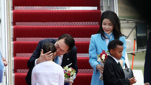 장경태 “尹 화동 뽀뽀, 성적학대”…장예찬 “그럼 부시는?”