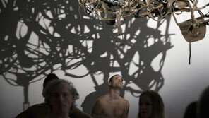 “나체로만 입장 가능” 프랑스 이색 전시회…감상 후 토론도 