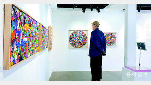 작품 감상 삼매경에 빠진 관객 