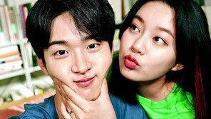 폰 없으면 안 되는 ‘요즘 것들’의 5년차 연애 