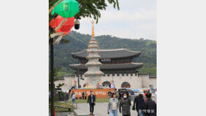 광화문에 연등탑 조형물 