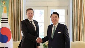 머스크 만난 尹, 홍보책자 주며 “기가팩토리 투자땐 세제 지원”