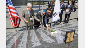 ‘한국전 영웅’ 故 스토리 상병 유족에 유해 발굴지 ‘흙’ 전달
