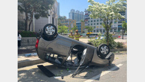 광주시청 사거리서 승용차 전복 2명 부상…운전자 “차량 급발진”