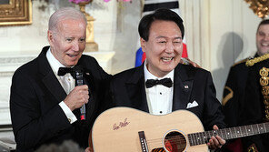 尹 “한미동맹은 네 잎 클로버…강철같은 동맹” 건배사