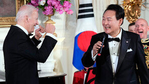 尹, 만찬장서 ‘아메리칸 파이’ 열창…기립 박수 받아