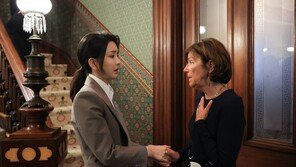 文 못 만났던 웜비어 모친, 김건희 만나 “진정성에 눈물”