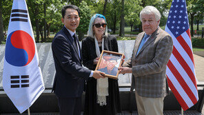 바이든이 언급한 6·25전사자 美유족에 ‘낙동강 전투지 흙’ 전달