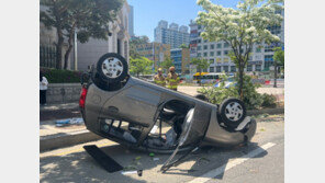 대낮 도심서 전복된 승용차…노인·요양보호사 타고 있었다