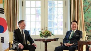 일론 머스크 만난 尹, 안내책자 직접 주며 “한국에 투자해달라”